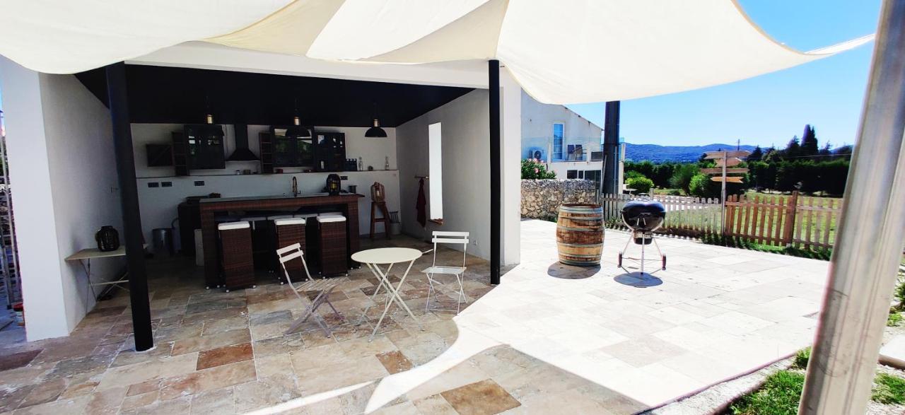 로슈포르트두가드 Superbe Chambre Avec Terrasse, Parking Prive, Jardin, Calme, Climatisation, 10 Mn Pont Du Gard #7 아파트 외부 사진